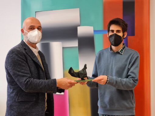 Víctor Lucea recibe a Jesús Artigas, campeón de Origami