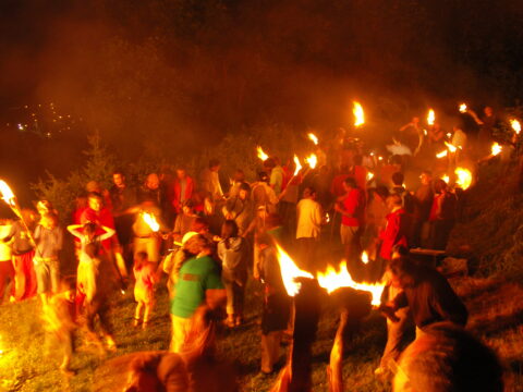 Momentos previos a la bajada de las fallas. Foto: Roberto Serrano, Ayuntamiento de San Chuan-San Juan de Plan