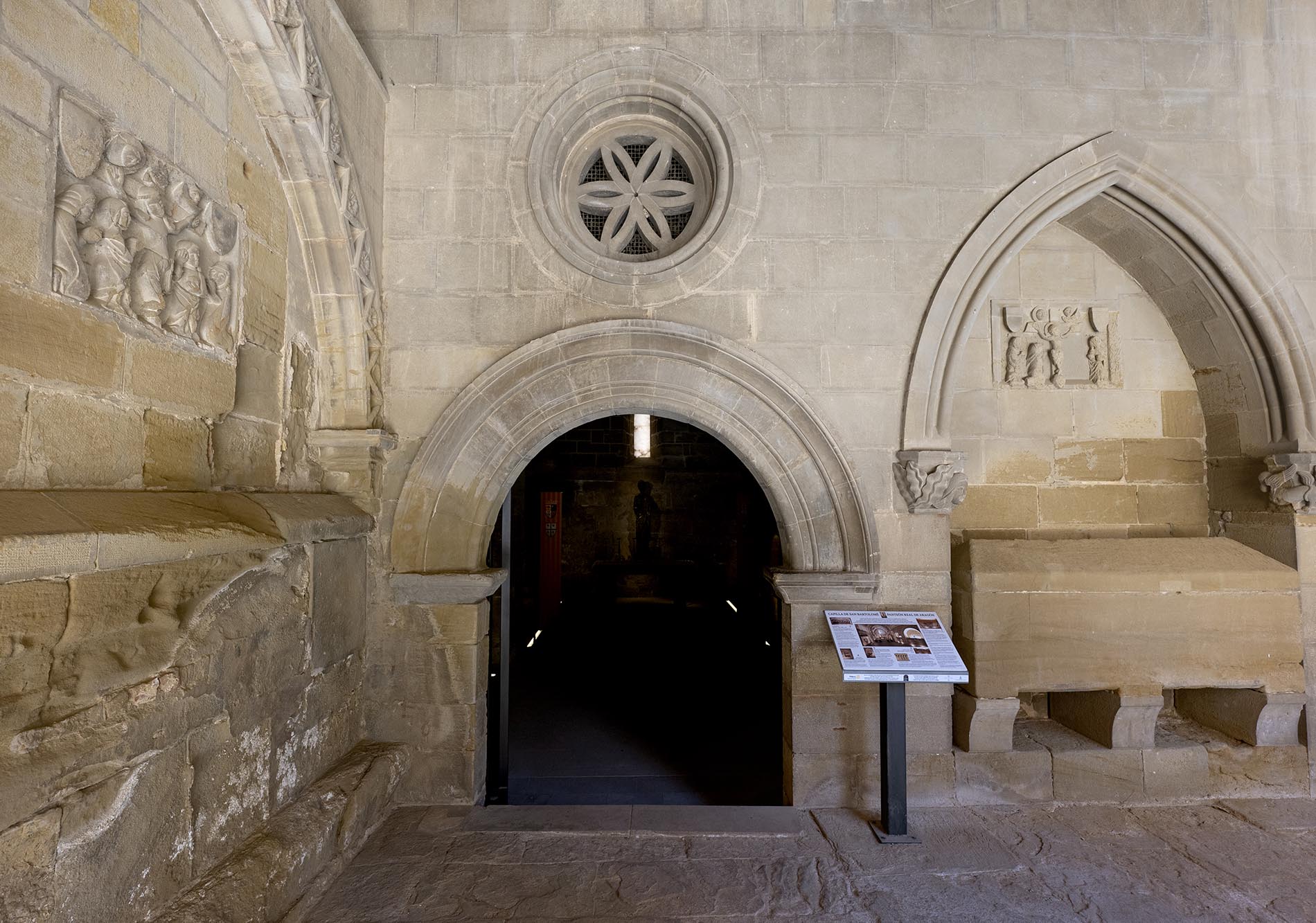 Puerta de acceso a la capilla de san Bartolomé, panteón real de San Pedro el Viejo. Foto: Albella Audiovisual