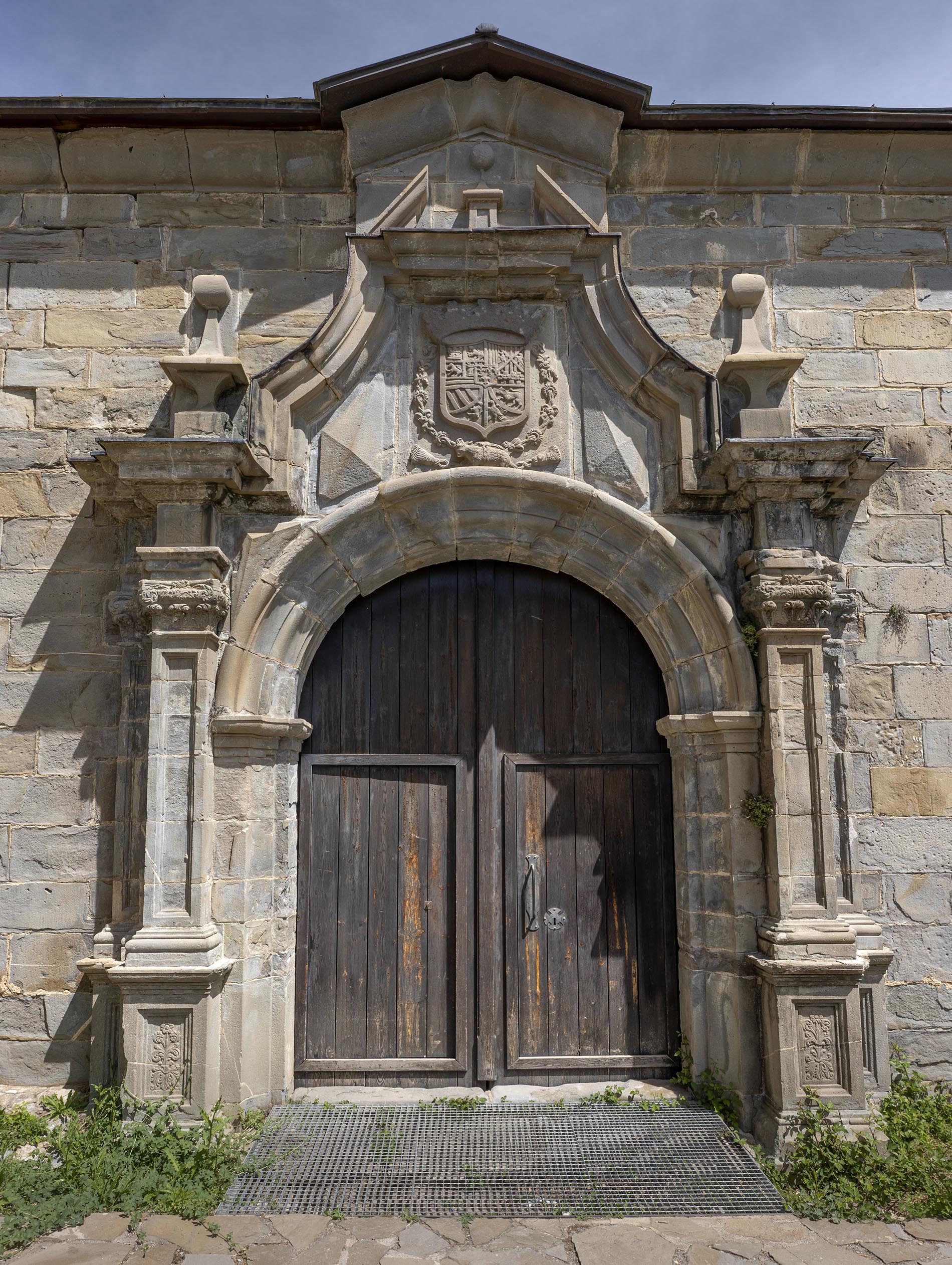 Entrada de la iglesia del Monasterio de San Victorián. Foto: Albella Audiovisual
