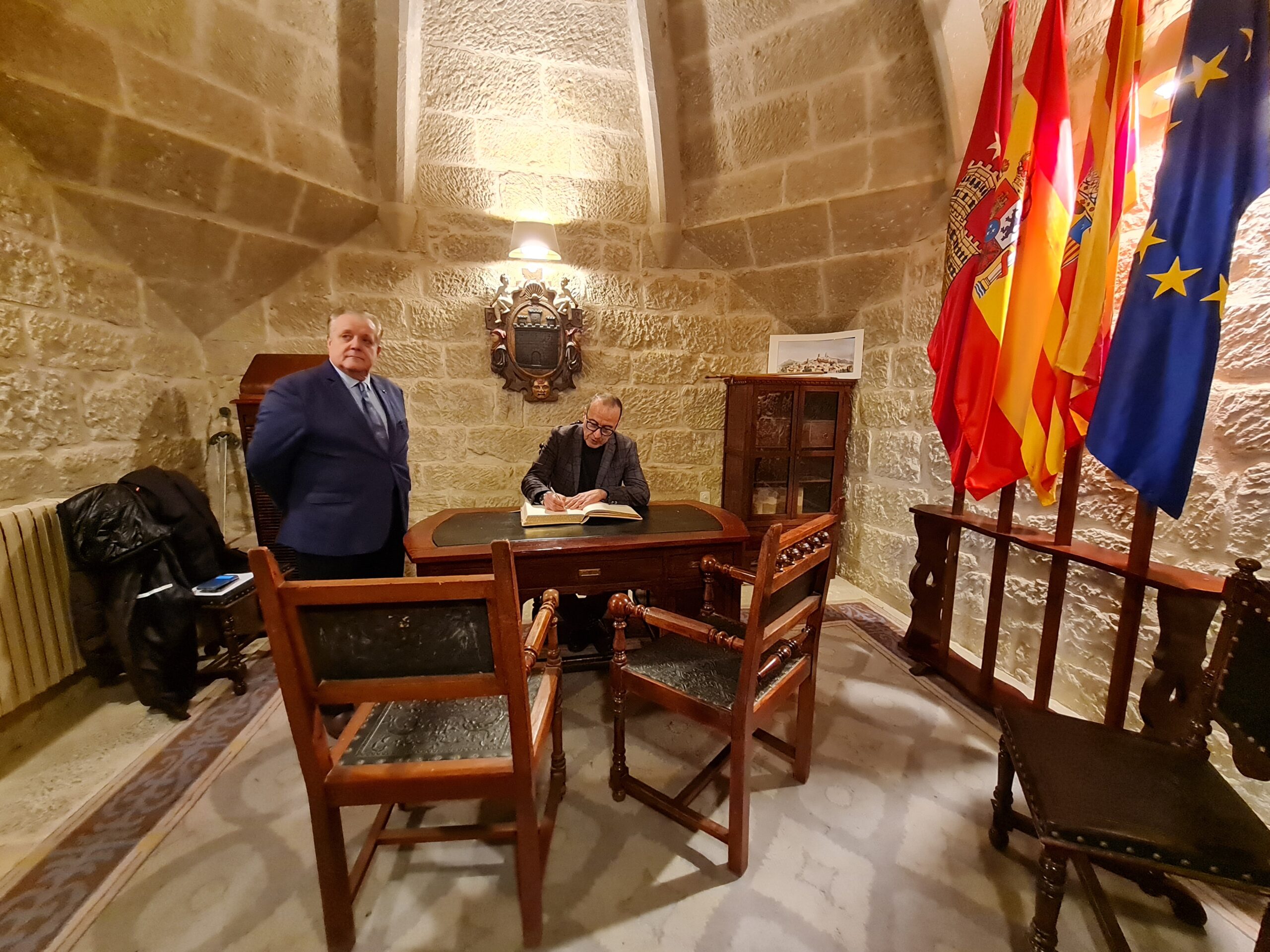 El consejero Felipe Faci firma en el Libro de Honor del Ayuntamiento de Uncastillo