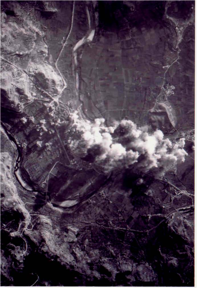 Bombardeo de Alcañiz captado en fotografía por la aviación italiana. Foto: USAMI. Roma.