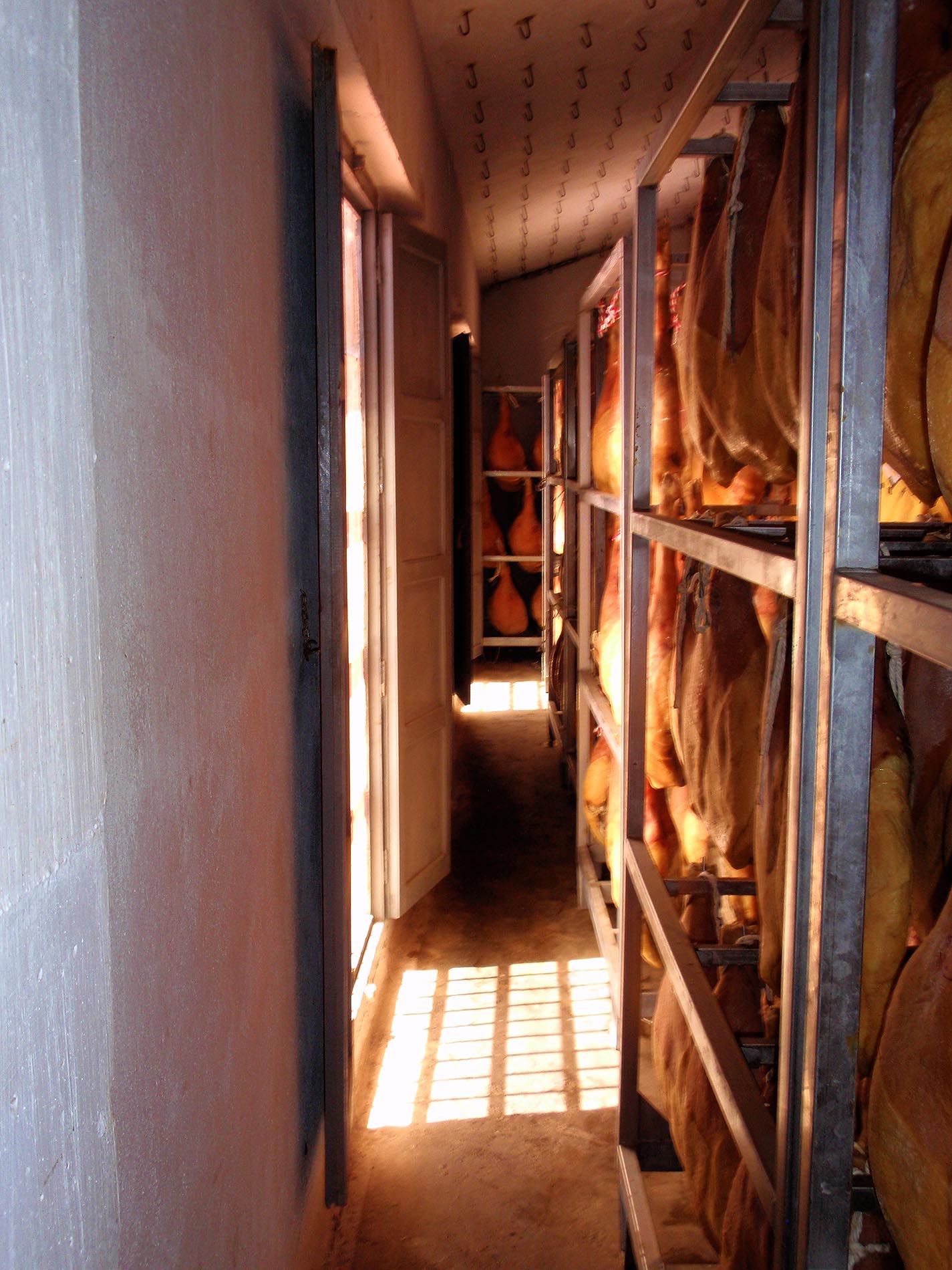 Secado natural a ventana abierta de jamones y productos cárnicos en la provincia de Teruel