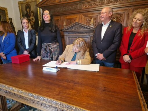 La consejera de Presidencia, Tomasa Hernández, firma en el Libro de Honor del Ayuntamiento de Huesca