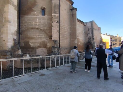 Los técnicos de la Dirección General de Patrimonio Cultural han visitado este miércoles la Catedral de Barbastro, junto a representantes del Ayuntamiento y el Obispado, con motivo del inicio de las obras